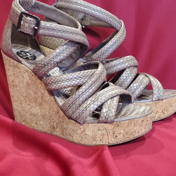 Tory Burch taupe grey reptile embossed cork wedges strappy - Picture 4 of 10